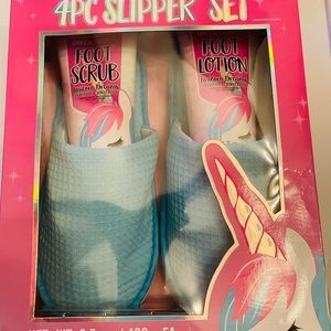 NWT Onyx 4 Piece Slipper Set